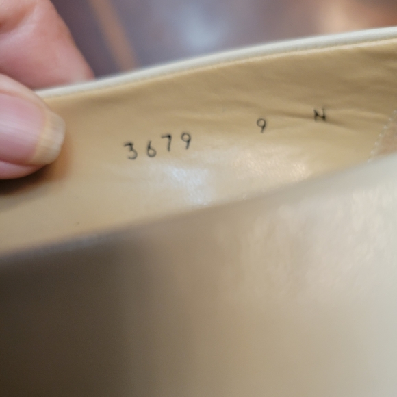 LIZ CLAIBORNE Women's size 9 N Beige Pumps - 2 1/2 inch Heels - Picture 5 of 8